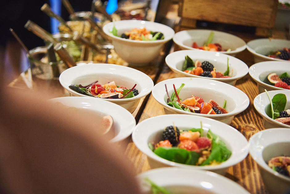 Poke Bowls mit Beeren und Salat | Firmen Catering Köln