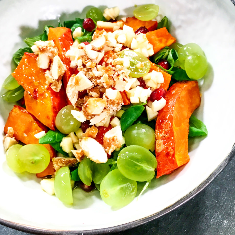 Salat mit Kürbis aus dem Ofen und Granatapfel