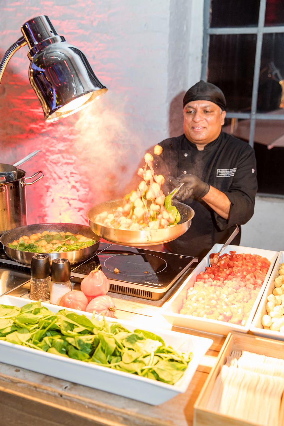 Weihnachtscatering für die Weihnachtsfeier, angerichtet von einem Live Koch