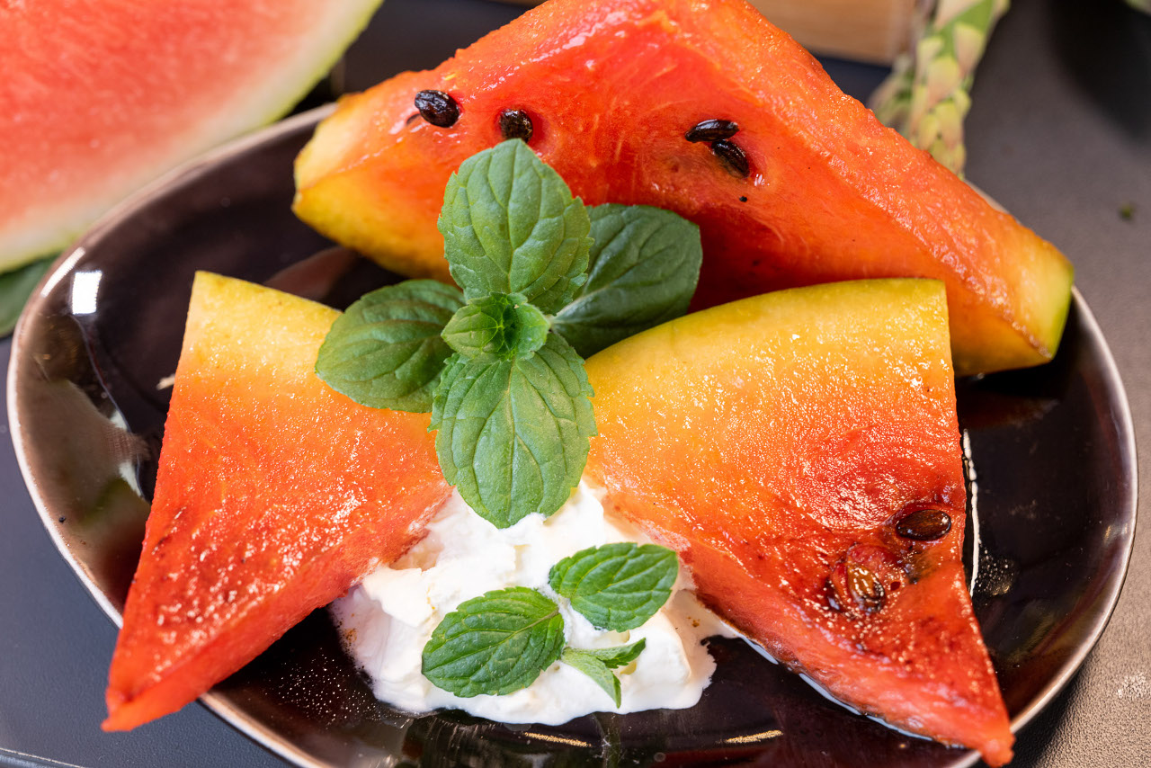 Dessert vom Grill: Melone mit Minz-Eis