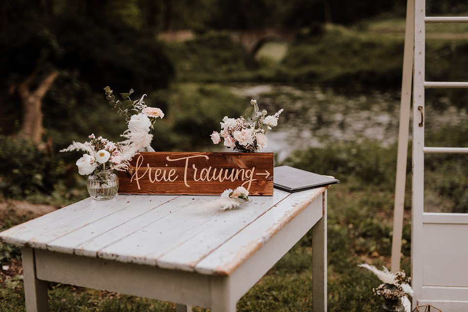 Freie Trauung Tischdeko mit Blumen