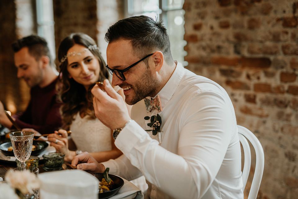 Hochzeitscatering am Tisch serviert