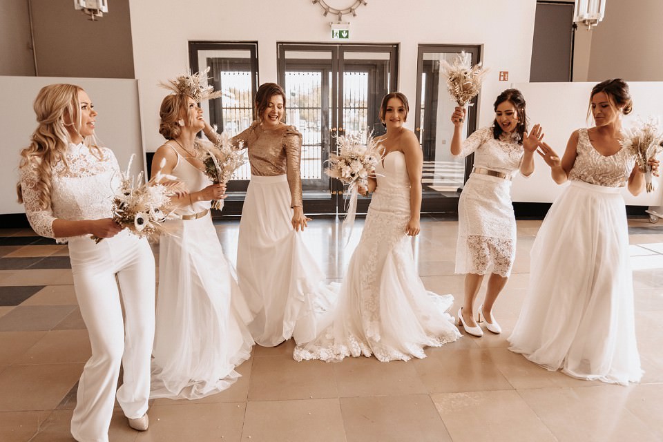Braut und Brautjungfern in weißen Outfits