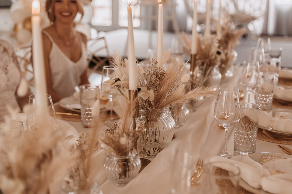 Elegante Tischdeko in Weiß, Gold und Beige